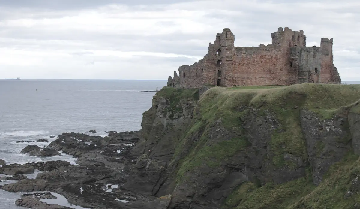 Tantallon Castle sulla scogliera affacciata sul Mare del Nord