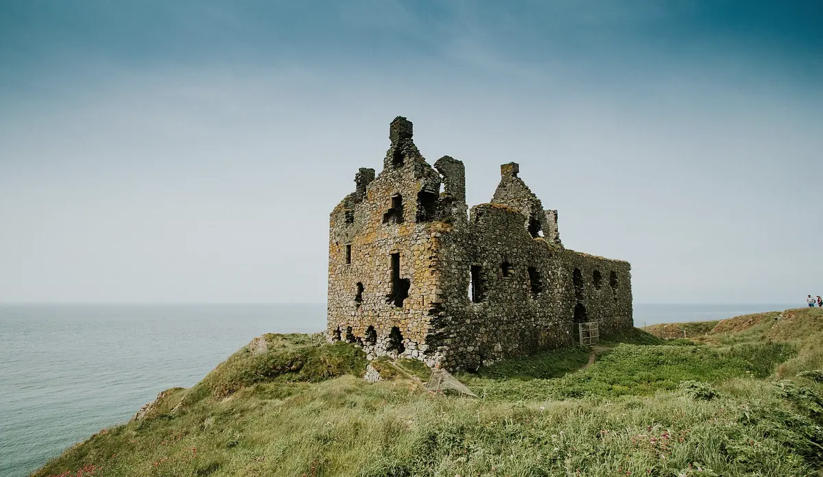 Le rovine di Dunskey Castle sulla costa vicino a Portpatrick