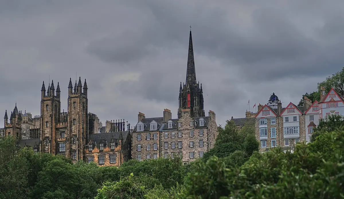 Lo skyline della città vecchia di Edimburgo