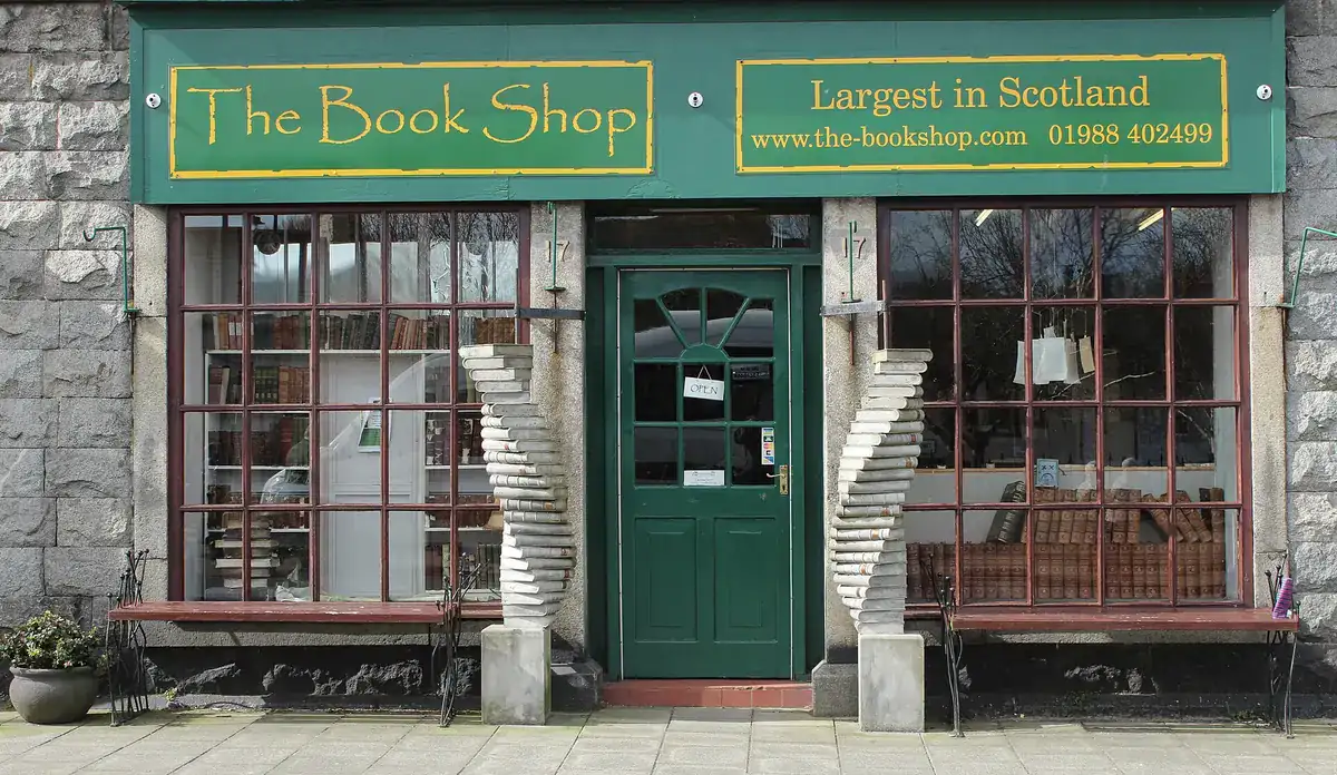 La vetrina di The Book Shop a Wigtown, la libreria più grande di Scozia
