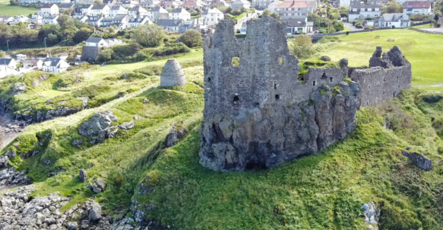 Le rovine di Dunure Castle sull'erba verde della costa dell'Ayrshire
