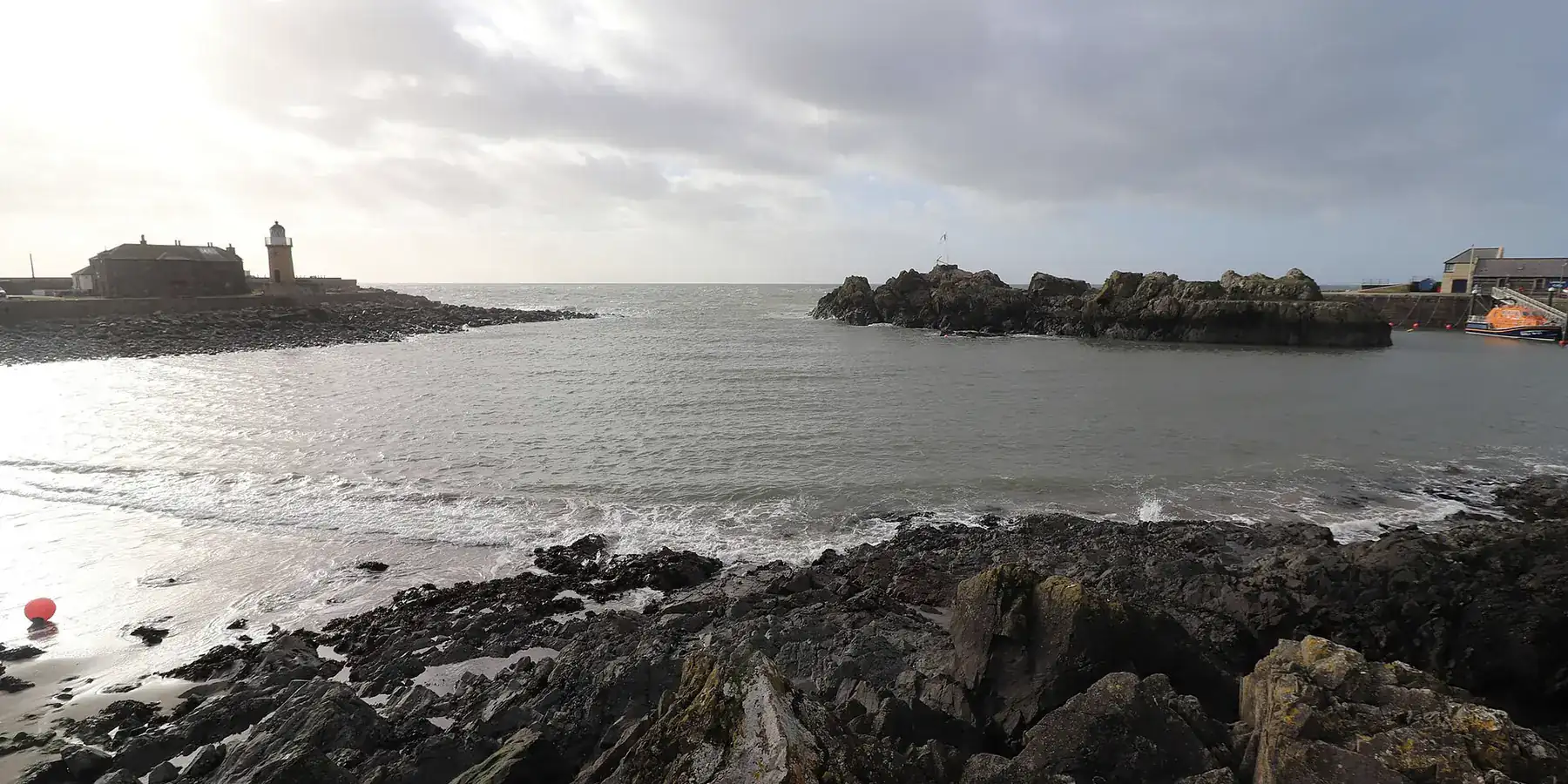 Il porto di Portpatrick con le case affacciate sulla baia